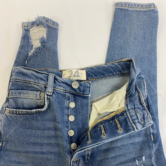 Free People NWT We The Free Women 24 Light Wash Blue Skinny Leg Jeans Distressed - Picture 2 of 11